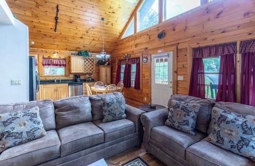 Qualla Cabin | Lazy Log Cabin at Raccoon Retreat