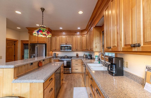 Crumpler House | Lazy River Lodge - Riverfront home with fire pit, hot tub!