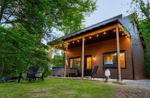 Shannon House | Le Colvert - Waterfront Cabin with Spa