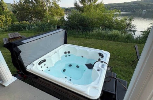 Pohenegamook Ski Chalet | Le Pomerleau | Private Hot Tub | Lake View