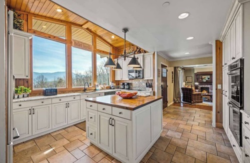 Chalet Village Cabin | Lg Groups EPIC view HotTub FirePit Theater