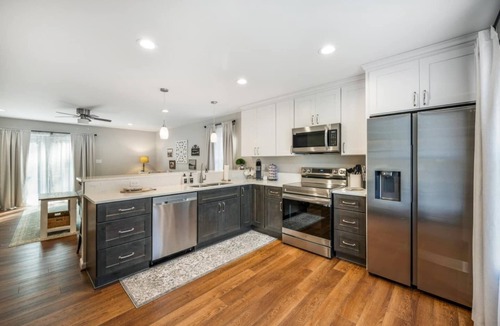 Lynchburg House | Lg Yard/Deck/2 Living Rooms/Home away from home/Everything you need/Comfy Beds