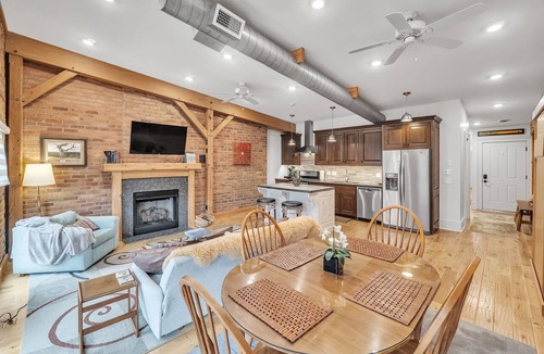Abingdon Apartment | Light-Filled Loft on Abingdon’s Main Street. Sleeps 4, Walk Everywhere