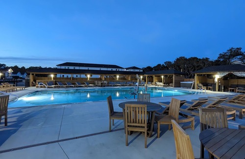 Corolla Light Cottage | Lighthouse Views, Beach Parking Pass, & Furry Family Members Welcomed