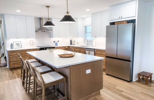 Clinton House | Lindsay Haven | Spacious 5BR Retreat Sleeps 12 Perfect for Groups & Gatherings