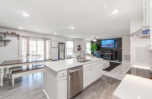 Monroe House | Lions Den -Gym-Dog Friendly- Walkable Community- Close to Monroe and Wingate