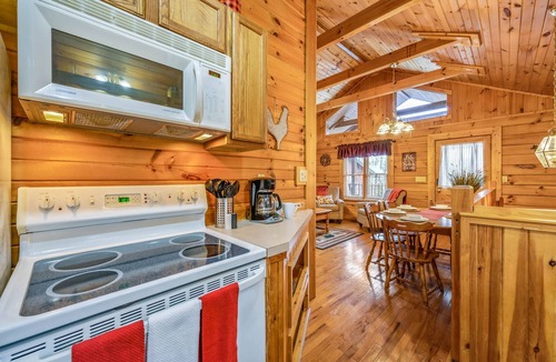 Gatlinburg Cabin | Log Cabin 5 Min to Gatlinburg Mountain View 2 King Suites Hot Tub