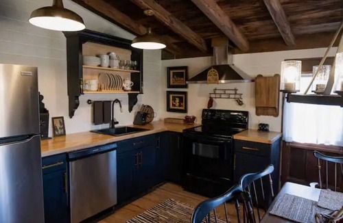 Hendersonville Cabin | Log Cabin Once Owned by Johnny Cash, short drive to Nashville Sleeps 6