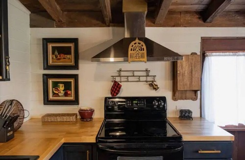 Hendersonville Cabin | Log Cabin Once Owned by Johnny Cash, short drive to Nashville Sleeps 6