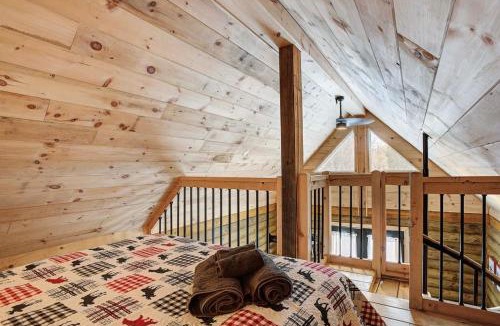 Mont-Tremblant House | Log cabin with SPA, pool, and small beach
