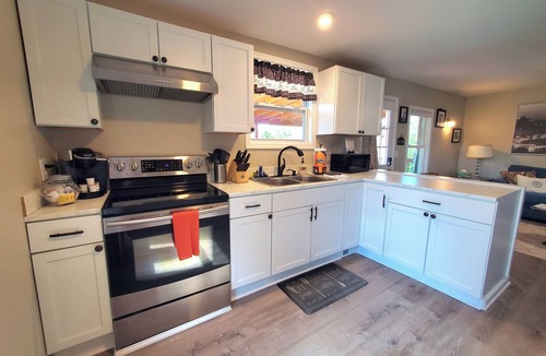 Kedron Cottage | London House Getaway @ Aly Farm–Relaxing Porch;Firepit;Long-Term Stays;Sleeps 4