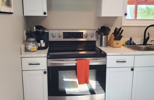 Kedron Cottage | London House Getaway @ Aly Farm–Relaxing Porch;Firepit;Long-Term Stays;Sleeps 4
