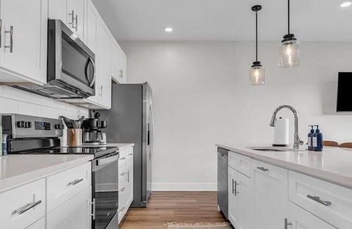 Old City Condo | Lone Tree Lux | Queen Bed | Free Parking + Balcony
