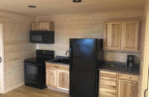 Bluewell Cabin | Lovely 2-bedroom cabin located at Gold & Blue cabins in Bluefield