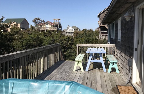 Palisade Acres Cottage | Lovely 3BR 2BA Oceanside Cottage, Hot Tub, Short Walk to Beach