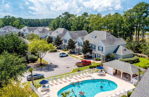 Little River Condo | Lovely ground-floor golf-and-sea condo with on-site pool & screened patio