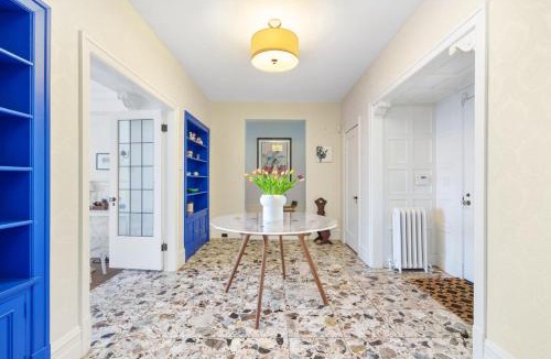 West Vancouver House | Luxe 3BR Coastal Retreat - Views, Hot Tub and BBQ