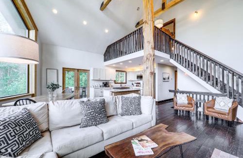Warrensville House | Luxe Appalachian Mountain Cabin w/Hot Tub, Views