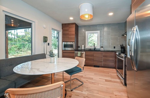 Matthews House | Luxe | Hot Tub | Firepit | Heat Floors | EV | Walk2Matthews