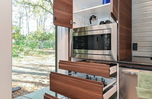 Matthews House | Luxe | Hot Tub | Firepit | Heat Floors | EV | Walk2Matthews