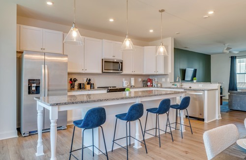Mountain Island House | Luxe King 4BR Townhouse to Uptown CLT