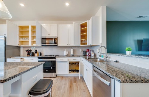Mountain Island House | Luxe King 4BR Townhouse to Uptown CLT