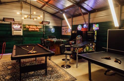 Dahlonega Villa | Luxe Lodge Escape - Hot Tub-Outdoor Movies-Game Room-Fire Pit