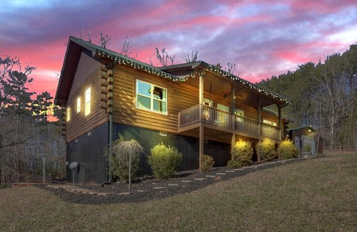 Dahlonega Cabin | Luxe Lodge Escape - Hot Tub-Outdoor Movies-Game Room-Fire Pit