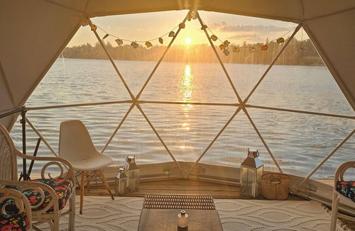 Whitchurch-Stouffville Apartment | Luxe waterfront cottage with a private dome