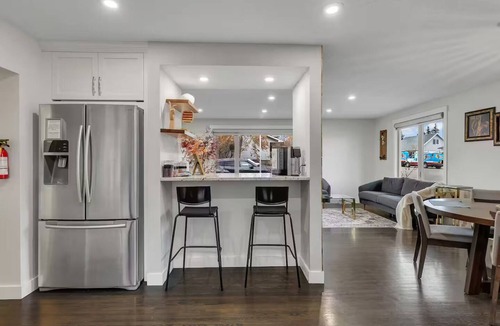 Northwest Calgary House | Luxurious Bungalow near Downtown, with AC & Garage