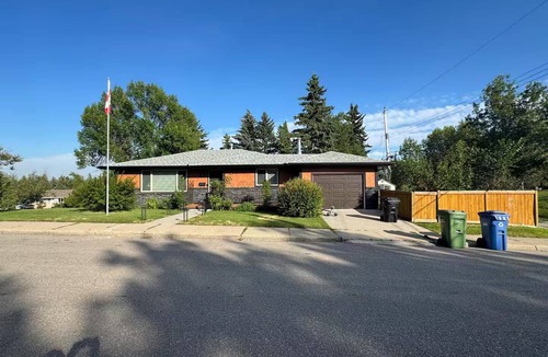 Northwest Calgary House | Luxurious Bungalow near Downtown, with AC & Garage