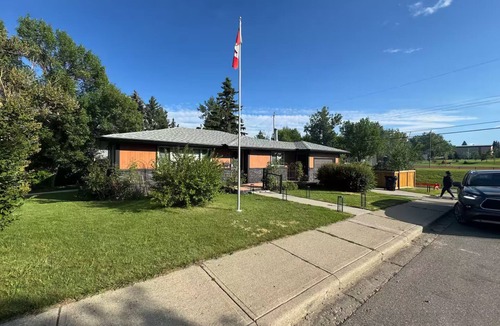 Northwest Calgary House | Luxurious Bungalow near Downtown, with AC & Garage
