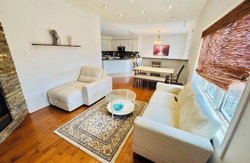 Churchill Meadows House | Luxurious House - 4 Bedrooms, 1 king, 3 queen, 1 singe bed near airport sq1