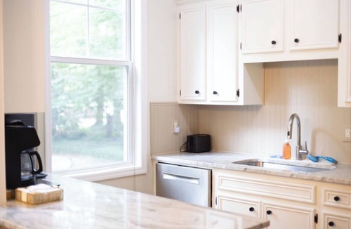 Earlewood House | Luxurious & Newly Renovated 3 BR Bungalow - Minutes from USC - Sleeps 8