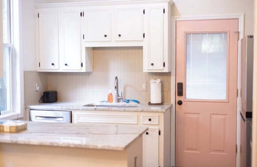 Earlewood House | Luxurious & Newly Renovated 3 BR Bungalow - Minutes from USC - Sleeps 8
