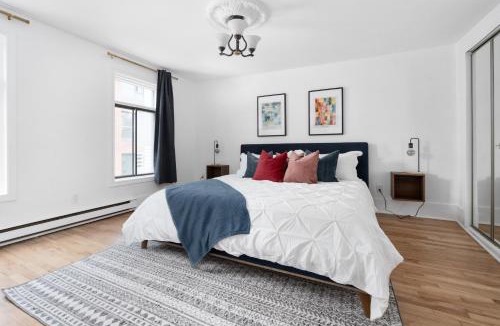 Ville-Marie Apartment | Luxurious Old Montreal Parking Patio 10 Guests