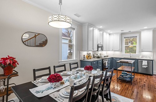 Central Gardens House | Luxurious + Spacious 3 BR In Midtown, LARGE backyard, Near food+Bar