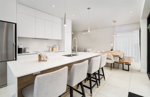 Laval Condo | Luxury 2BR Condo w/Rooftop Jacuzzi & Water Views