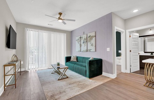 Cumberland Apartment | Luxury 2BR Retreat Near The Battery - 2 King Beds - FREE Parking