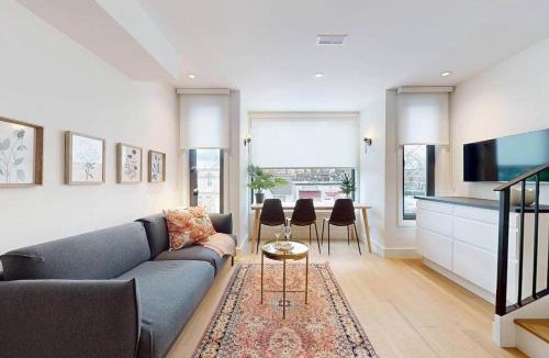 Leslieville House | Luxury 3 Bedroom Townhome 10 Minutes to Downtown FREE Parking