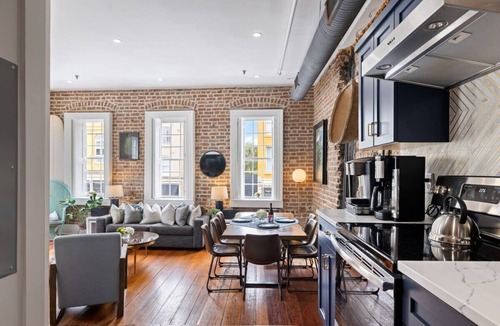 French Quarter House | Luxury 4bd French Quarter Retreat w. Parking!