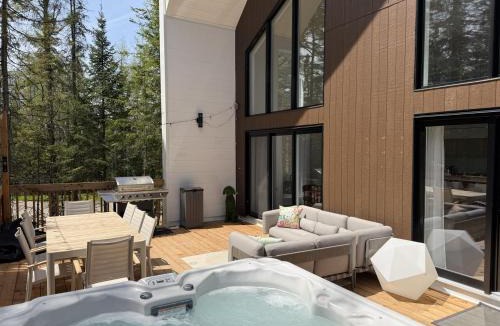 Shannon Villa | Luxury 4BR Chalet Hot Tub & Sauna Sleeps 12