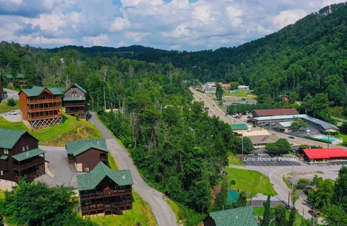 Gatlinburg Cabin | Luxury 5 King Suites, 5 Bath Log Cabin Close to Town & Trolley