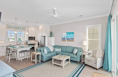 Emerald Isle Condo | Luxury Beach Condo | 5 Min Walk to Beach & Shops!