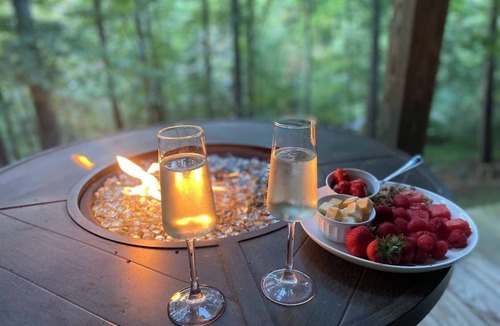 Bakersville Cabin | Luxury Cabin Near Asheville Creekside Hot Tub 3 King Suites Blue Ridge Mountains