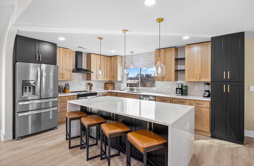 Paw Creek House | Luxury Charlotte Retreat~6BR~4 Kings~Gameroom~Chefs Kitchen~Family Friendly