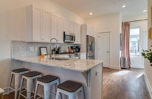 Hillsboro West End House | Luxury Hillsboro Village Rooftop Retreat, Sleep 12 w/Chef’s Kitchen, Smart TVs & Garage, Walk to Vanderbilt, Pancake Pantry & Boutique Shopping, Minutes to Broadway, 12 South & The Parthenon, 24/7 Hospitality