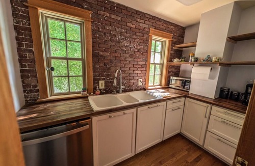 Smithfield Apartment | Luxury King Bedroom Retreat in Historic Smithfield with waterway views