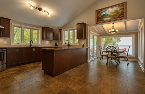 Keswick House | Luxury Lake Simcoe Retreat | Hot Tub, Private Dock & Sandy Shore