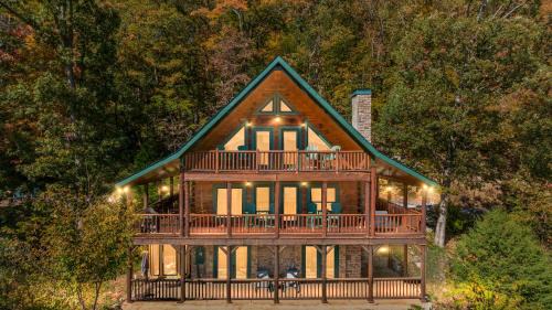 Luray Ski Chalet | Luxury Log Cabin - Mountain Views - 2 King Suites - Sauna & Firepit - 15 miles to National Park